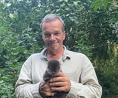 Süß wie Honig: Das Ottermädchen namens Honey in den Armen von Christian Erdmann, Leiter der Wildtierauffangstation in Klein Offenseth-Sparrieshoop. (Foto: Wildtierzentrum Sparrieshoop) 