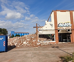 Abgerissen wurde schon einiges, wie hier das ehemalige Sky-Gebäude. In diesem Jahr geht es mit den Gründungsarbeiten fürs Rathaus an den Neuaufbau. (Foto: Strandmann)
