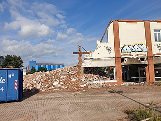 Abgerissen wurde schon einiges, wie hier das ehemalige Sky-Gebäude. In diesem Jahr geht es mit den Gründungsarbeiten fürs Rathaus an den Neuaufbau. (Foto: Strandmann)