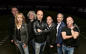 Zur Band Sound 'n' Fury gehören Gregor Schmitt (Gesang), Peter Kohls (Mandoline, Elektro- und Akustikgitarre), Uwe Rimsa (Elektro- und Akustikgitarre, Gesang), Gert Drögemüller (Akkordeon, Keyboards, Gesang), Jörn Saul (Bass, Gesang), Marcus Kohls (Schlagzeug, Cachon) und Tina Armbrust (Percussion, Gesang). (Foto: Sound 'n' Fury)