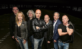 Zur Band Sound 'n' Fury gehören Gregor Schmitt (Gesang), Peter Kohls (Mandoline, Elektro- und Akustikgitarre), Uwe Rimsa (Elektro- und Akustikgitarre, Gesang), Gert Drögemüller (Akkordeon, Keyboards, Gesang), Jörn Saul (Bass, Gesang), Marcus Kohls (Schlagzeug, Cachon) und Tina Armbrust (Percussion, Gesang). (Foto: Sound 'n' Fury)