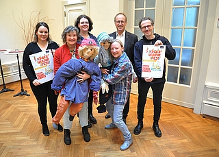 Freuen sich auf das 7. Kinderkulturfest am 25. Mai: Anni Bestmann (von links, aus dem Amt für Kultur und Weiterbildung), Künstlerin Ruth Alice Kosnick, Amtsleiterin Caroline Schultz, Künstlerin Anna Haentjens, Oberbürgermeister Volker Hatje und Frank Ramson aus dem Amt für Kultur und Weiterbildung. Zum Organisationsteam zählt zudem Christel Storm. (Foto: Torben Hinz, Stadt Elmshorn)