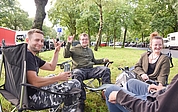 Machen es sich auf dem Rastplatz Forst Rantzau gemütlich: Sebastian (links), Tobias und Renate reisten aus dem Raum Frankfurt am Main an. (Foto: Frank)