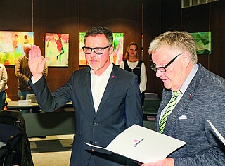 Feierlicher Moment: Bürgervorsteher Andreas Hahn (re.) nimmt Erik Sachse die Eidesformel im Rund des Stadtverordnetenkollegiums ab. (Foto: rs)