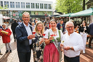 Sie stießen gemeinsam auf vier fröhliche Tage an: Bürgermeister Volker Hatje (v. li.), die Weinkönigin 2022 Antonia Letz, die frisch gekürte Weinkönigin dieses Jahres Finja Leidig und der stellvertretende Vorsitzende des ausrichtenden VBV Jürgen Schumann. (Foto: Strandmann)