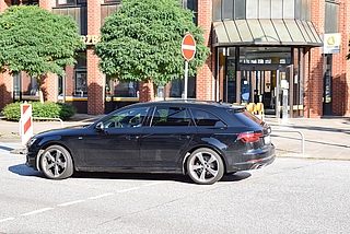 Wegen der aktuellen Bauarbeiten in der Schulstraße steht in Höhe der Commerzbank ein Einbahnstraßenschild. Nicht nur diese Fahrerin ignorierte es Mittwochfrüh. 40 Meter weiter bog sie in die Straße Am Probstenfeld ab. (Foto: Frank)