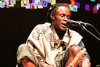 Der Kenianer Rapasa Nyatrapasa Otieno tritt neben vielen anderen Künstlern an diesem Wochenende beim "Hakuna-Matata-Festival" in Uetersen auf. Foto: Britten Pears Arts