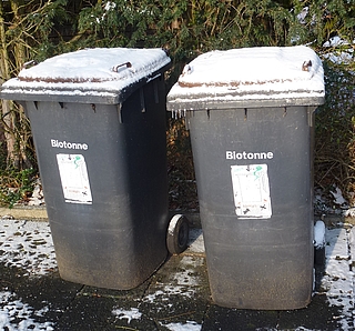 Im Winter kann der Inhalt von Biotonnen leicht gefrieren. (Symbolfoto: Gila Hanssen / pixelio.de, www.pixelio.de)