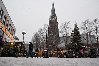 Der Lichtermarkt umringt die Nikolai-Kirche. (Foto: Jan-Hendrik Frank)