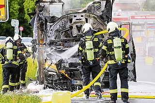 Die Freiwilligen Feuerwehren Ellerhoop und Bevern löschten den Brand. (Foto: Florian Sprenger)