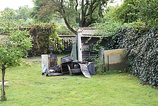Verbrannte Küchengeräte stehen in der Parzelle. (Foto: Frank)