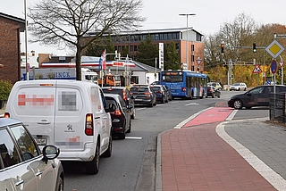 Der Stau auf dem Linksabbieger verhindert, dass der Verkehr Richtung Adenauerdamm auf die rechte Spur gelangt. (Foto: Frank)