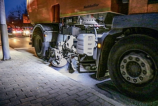 Ob frühmorgens oder spät am Nachmittag – Elmshorns Kehrmaschinen bedienen ein großes Straßennetz – zu groß für den vorhandenen Personal- und Maschinenpark, wie eine Analyse ergab. (Foto: Strandmann)