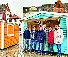 Stellten die neuen Marktbuden vor: Jan Welge (v. li., BIG Städtebau GmbH), Simon Steckmeister (Inhaber der Firma Steindeich), Jörg Behrens (Steinbeis Papier GmbH), Petra Brockmüller (Stadtverwaltung), Anica Imbeck (GDM GmbH) und Bürgermeister Rolf Apfeld. (Foto: GDM)