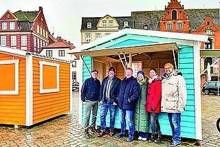 Stellten die neuen Marktbuden vor: Jan Welge (v. li., BIG Städtebau GmbH), Simon Steckmeister (Inhaber der Firma Steindeich), Jörg Behrens (Steinbeis Papier GmbH), Petra Brockmüller (Stadtverwaltung), Anica Imbeck (GDM GmbH) und Bürgermeister Rolf Apfeld. (Foto: GDM)