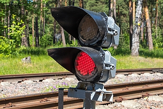 Die Ampeln auf der Bahntrasse stehen auf Rot. (Symbolfoto: Pixabay)