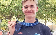 Stolz präsentiert Johannes Liebmann seine Goldmedaille, die er bei der EM in Paris über 800 Meter Freistil holte. (Foto: Samuel Liebmann)