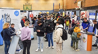 Der Andrang in der Sporthalle des Ludwig-Meyn-Gymnasiums in Uetersen war groß. (Foto: Frank)