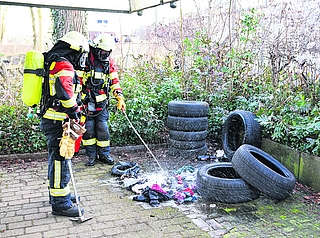 Einsatzkräfte der Freiwilligen Feuerwehr löschten den Brand, der am Elmshorner Bahnhof hinter einer Hecke an Gleis 1 unter einer Fahrradabstellanlage ausgebrochen war. (Foto: Frank)