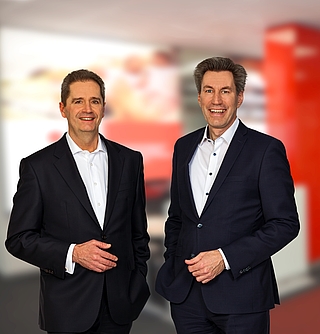 Vorstand Eduard Schlett (links) und sein Stellvertreter Martin Deertz zeigen sich zufrieden. (Foto: Sparkasse Südholstein)