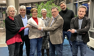 Präsentieren das neue Erinnerungskonzept für den Kreis Pinneberg:  Sabine Schaefer-Maniezki (von links), Stephan Schmidt, Elke Schreiber, Uta Körby, Professor Dr. Manfred Grieger, Marc Czichy und Dr. Harald Schmidt. (Foto: Kreis Pinneberg)