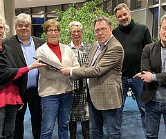 Präsentieren das neue Erinnerungskonzept für den Kreis Pinneberg:  Sabine Schaefer-Maniezki (von links), Stephan Schmidt, Elke Schreiber, Uta Körby, Professor Dr. Manfred Grieger, Marc Czichy und Dr. Harald Schmidt. (Foto: Kreis Pinneberg)