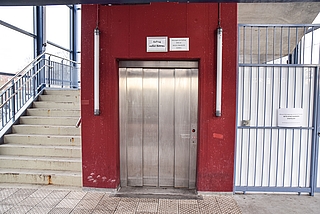 "Außer Betrieb" steht am Aufzug der Gleisüberführung am Tornescher Bahnhof auf der Seite des Rewe-Markts: Die Anlage ist abgeschaltet, da der Aufzug auf der gegenüberliegenden Seite wegen eines Defekts ausgefallen ist. (Foto: Frank)