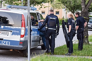 Die Polizei führte den Verdächtigen ab. (Foto: Frank)