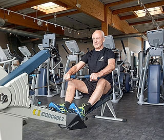 Bernd Wegener trainiert hart. Der 68-jährige Tornescher will bei den HYROX World Championships am Sonnabend, 27. Mai, in Manchester den Weltmeistertitel holen. (Foto: Fitnessfabrik Tornesch)