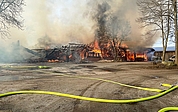 Zusammen mit der Heuscheune brannten auch Futtergetreide, Saatgut, Maschinen und ein Verbindungsbau zu einem Kuhstall ab. Etwa 80 Tiere wurden aber gerettet. (Foto: Kreisfeuerwehrverband Steinburg)