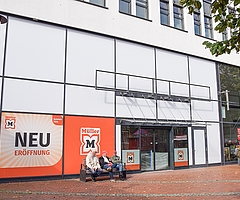 Noch läuft der Innenausbau des Müller-Markts am Alten Markt in Elmshorn. Das Schaufenster ist beklebt. Darauf zu lesen ist: "Müller Neueröffnung Sommer 2026". (Foto: Frank)