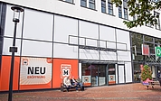 Noch läuft der Innenausbau des Müller-Markts am Alten Markt in Elmshorn. Das Schaufenster ist beklebt. Darauf zu lesen ist: "Müller Neueröffnung Sommer 2026". (Foto: Frank)