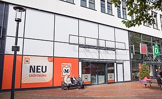 Noch läuft der Innenausbau des Müller-Markts am Alten Markt in Elmshorn. Das Schaufenster ist beklebt. Darauf zu lesen ist: "Müller Neueröffnung Sommer 2026". (Foto: Frank)