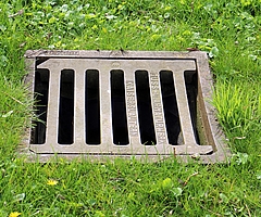 Ein Gully im Grünen kann ein Hinweis auf einen unterirdischen Wasserspeicher sein. (Symbolfoto: Pixabay)