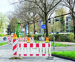 Ungewöhnlicher Anblick: Die aufgeständerte Abwasserleitung hier im Ellerndamm. (Foto: Strandmann)