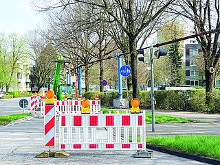 Ungewöhnlicher Anblick: Die aufgeständerte Abwasserleitung hier im Ellerndamm. (Foto: Strandmann)