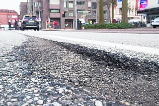 Grand Canyon in der Holstenstraße: Dieses Schlagloch vor der Kreuzung zur Schulstraße ist mehrere Zentimeter tief. Die Stoßdämpfer haben ordentlich etwas zu tun. Ausweichmanöver können schnell gefährlich werden. (Foto: Frank)