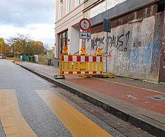 An dieser Stelle des Rad- und Gehwegs auf Vormstegen kommen Nutzer derzeit nicht weiter. Grund ist die Baustelle rund 100 Meter weiter.  (Foto: Strandmann)