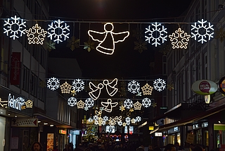 Die neue Elmshorner Weihnachtsbeleuchtung kann zurzeit noch nicht abgebaut werden. (Foto: Frank)