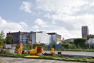 Blick vom Buttermarkt auf die Knechtschen Hallen: Projektleiter Torben Semmelhaack will den grauen Teil (Halle B) abreißen lassen. Links schließt sich die Halle C an, die ab Frühjahr saniert werden soll. Zur Orientierung: Rechts ist das Kibek-Hochhaus zu sehen. (Fotos: Frank/Pixabay, Montage: Frank)