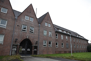 Die Geflüchteten sollen in der ehemaligen Glückstädter Marinekaserne untergebracht werden. (Archiv: Holsteiner Allgemeine)