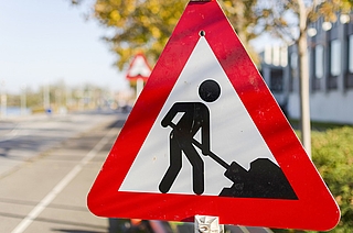 Besonders vorsichtig sollten Verkehrsteilnehmer ab Montag, 27. Juni, auf der Straße Papenhöhe in Elmshorn fahren. (Symbolfoto: EsbenS, Pixabay)