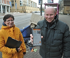 Amtsleiterin Christina Schötzow und Lars Linnemann vom Amt für Tiefbau und Verkehr demonstrieren, wie mit der Meldoo-App ganz unkompliziert eine Meldung abgesetzt werden kann. (Foto: Torben Hinz, Stadt Elmshorn)