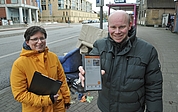Amtsleiterin Christina Schötzow und Lars Linnemann vom Amt für Tiefbau und Verkehr demonstrieren, wie mit der Meldoo-App ganz unkompliziert eine Meldung abgesetzt werden kann. (Foto: Torben Hinz, Stadt Elmshorn)