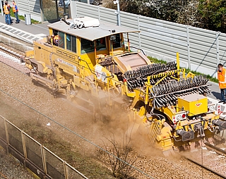 Bauarbeiten der Deutschen Bahn: Eigentlich nichts Ungewöhnliches. Doch auf der Strecke zwischen Elmshorn und Dauenhof wird es ab Donnerstag mächtig zur Sache gehen. (Foto: Strandmann/Archiv)