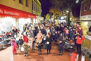 Laternen schwenkende Kinder, singende Eltern und sich solidarisch zeigende Politiker zogen gemeinsam durch die Uetersener Fußgängerzone. Vertreter der Gute-Kita-Initiative trugen ein Transparent mit der Aufschrift „Nein! Wir schaffen das nicht mehr! Erzieher:Innen Notstand ist Eltern-Notstand“ vor sich her. (Foto: Frank)