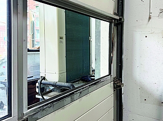 Durch diese Scheibe im Rolltor drangen die Unbekannten bei Big Deal an der Westerstraße ein. (Foto: Big Deal)