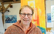Jörgen Habedank liebt die abstrakte Malerei, zeichnet aber auch gern Menschen in Aktion. (Foto: Frank)