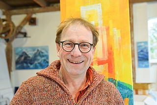 Jörgen Habedank liebt die abstrakte Malerei, zeichnet aber auch gern Menschen in Aktion. (Foto: Frank)