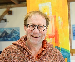 Jörgen Habedank liebt die abstrakte Malerei, zeichnet aber auch gern Menschen in Aktion. (Foto: Frank)